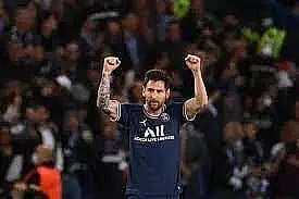 Lionel Messi scores in PSG's win