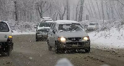 Snowfall, bad weather lead to traffic curbs in Tawang, Arunachal Pradesh