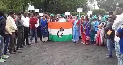 Labourers of Dekorai TE staged protest at Jamugurihat