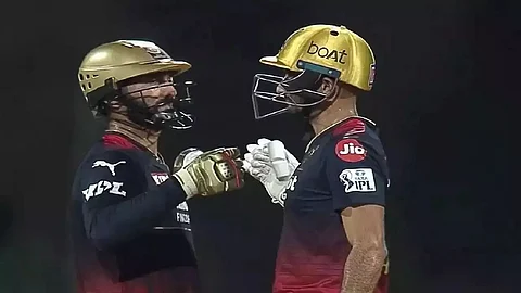 Karthik close to being as ice cool as Dhoni: Plessis