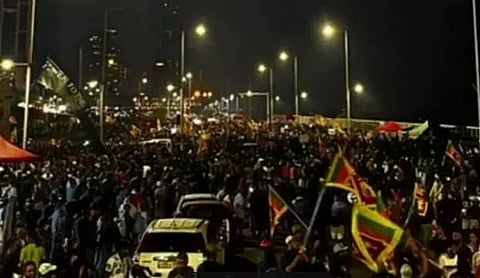 Sri Lankan government invites protesters to table
