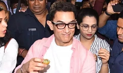 Aamir Khan hosts trailer preview, enjoys Panipuri