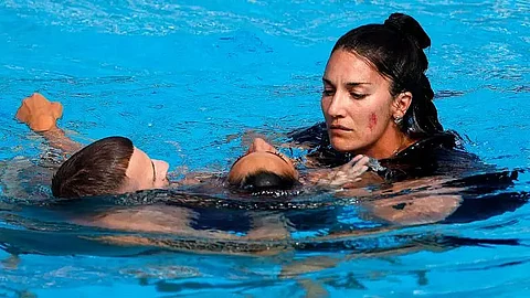 US swimmer Anita Alvarez saved from drowning by coach Andrea Fuentes