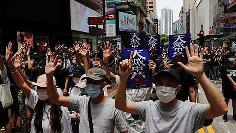 Hong Kong rotesters clash with Chinese nationals