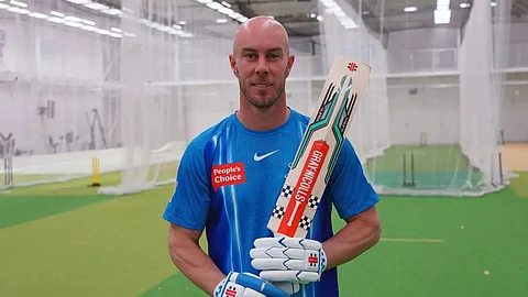 Big-hitting batter Chris Lynn signs with Adelaide Strikers in Big Bash League