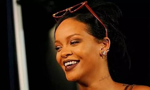 Rihanna Cleans Restaurant Along With Staff