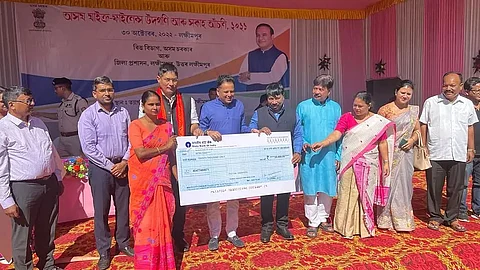 Cheques under AMFIRS distributed among 9,010 borrowers of Lakhimpur district