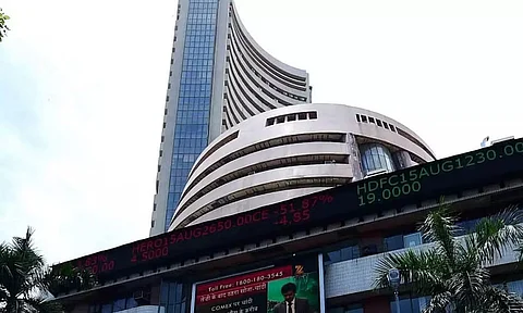 Sensex crosses 62,000 points twice, recedes (Lead)