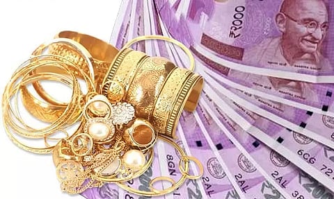Looting cash and gold rings in Guwahati city