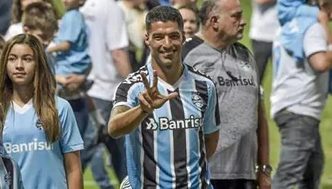 Luis Suarez welcomed by 30,000 fans at Brazil's Gremio arena