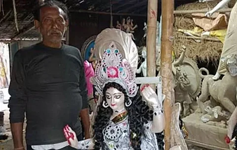Oldest artisan of Demow Mani Paul makes 40 Saraswati idols