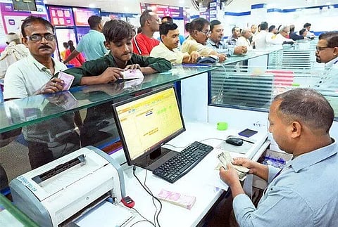 Exchange of Rs 2000 Notes Begin, Chaos in Several Bank Branches