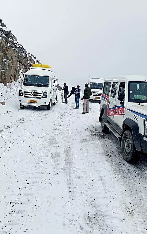 Hundreds of People Trapped by Heavy Snow Rescued From Leh