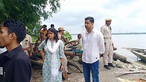 Deputy Commissioner of Barpeta Ayush Garg visits villages near Beki river