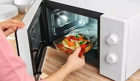 Microwaving containers and toxic nanoplastics