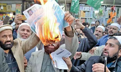 Pakistanis burn electricity bills, protest against imposed taxes