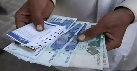 Pakistani rupee picks up crash mode against USD, touching record low