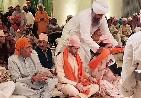 Actress Parineeti, Raghav’s picture seeking blessings in Gurudwara goes viral