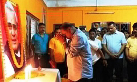 BJP, Congress offer floral tributes to the colossus leader