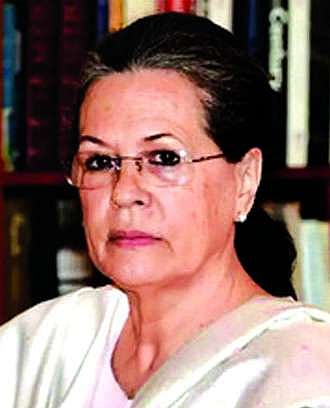 Pakija Begum  receives Arun  Sarma Award