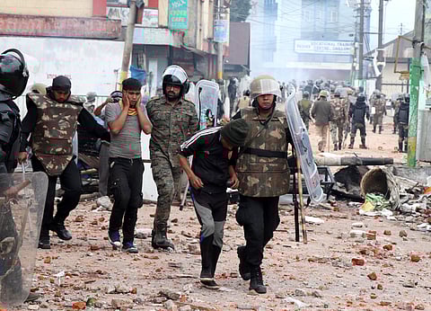 Pitch battle on between mob and police