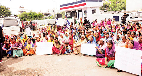 Land survey at Sweepers Colony, women stage protest