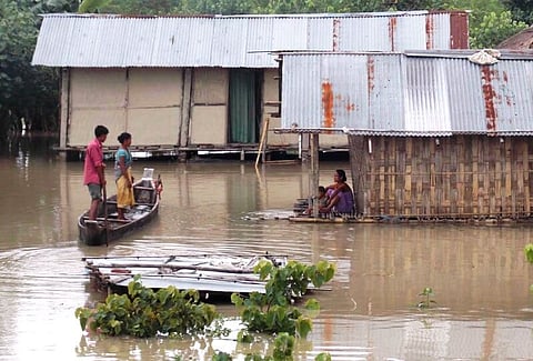 Ronghang visits flood-hit areas