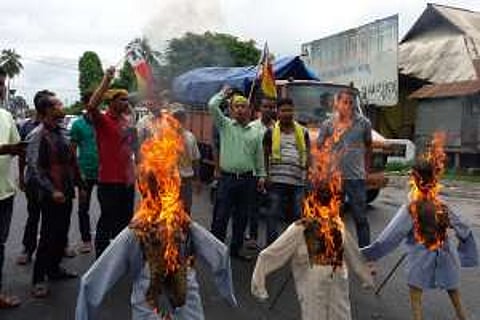 উপজাতির মর্যাদার দাবিতে ৩ মন্ত্ৰীর কুশপুতুল দাহ আক্ৰাসুর