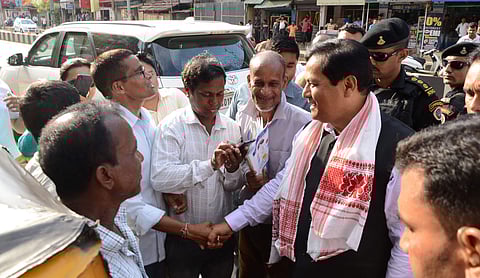 Sonowal interacts with auto-rickshaw pullers
