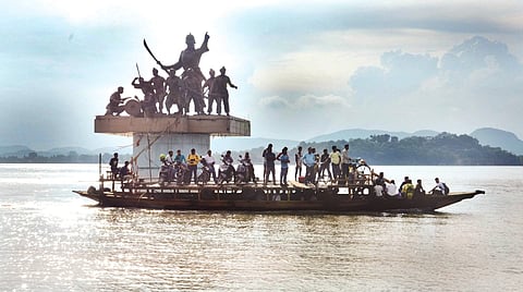 ব্ৰহ্মপুত্ৰের বুকে যাত্ৰীর নিরাপত্তা ছাড়াই চলছে যান্ত্ৰিক নৌকোঃ অভিযোগ