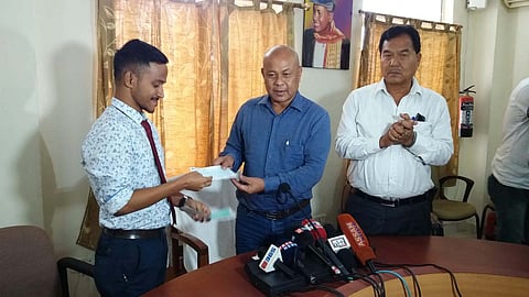 বিজ্ঞানী শিভাশিষ কৰক ৫ লাখ টকা প্ৰদান মহিলাৰীৰ