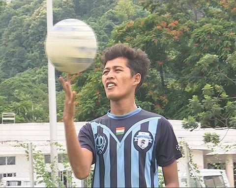 যুৱ ফুটবলাৰ সীমান্ত বৈশ্যলৈ বৰঙণি