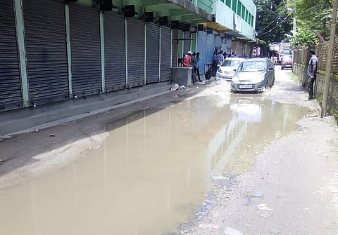 জৰাজীৰ্ন অৱস্থাত যোগেন্দ্ৰ নাথ ডেকা পথ