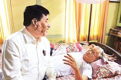 CM Sarbananda Sonowal Provides Financial Aid to Former Axom Xahitya Xabha President