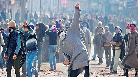 Stone Pelters Clash with Armed Forces in Kashmir’s Tral, Situation Intensifies