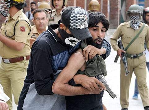 Unique Strategy of Jammu and Kashmir Police, Officers Disguise as Stone Pelters Arrest Real Culprits
