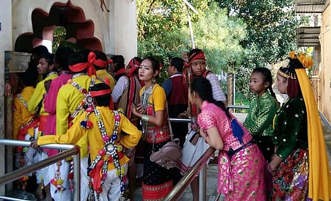 Devotees throng temples, picnickers crowd picnic spots on New Year