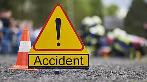 Road mishap, two injured