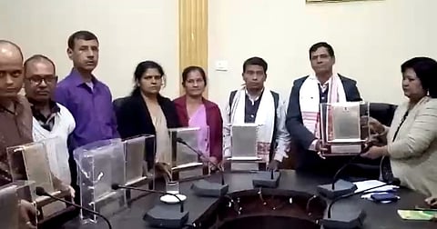 Martyrs’ Families Protest CAB, Return Mementoes To Government