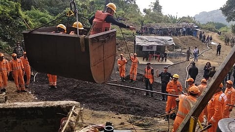 Navy divers detect fourth body in coal pit