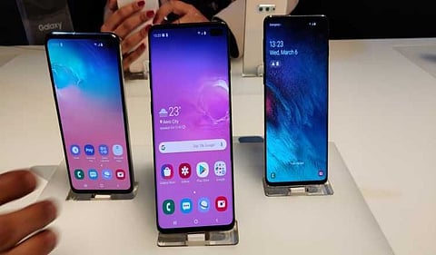 Global smartphone shipments to fall for third consecutive year