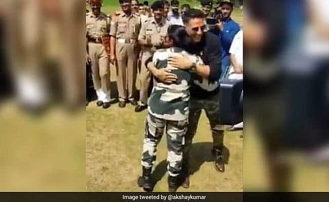 Akshay Kumar Defeated By Woman Officer In Mock Fight