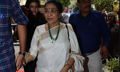 ‘Stranded’ Asha Bhosle Thanks Smriti Irani For Help