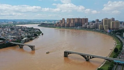 Bridge in Southern China collapses, cars plunge into water