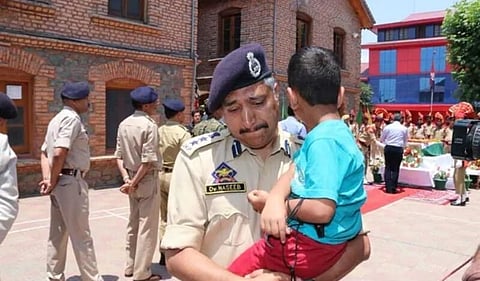 Policeman breaks down carrying martyred cop’s 4-year-old kid in Srinagar