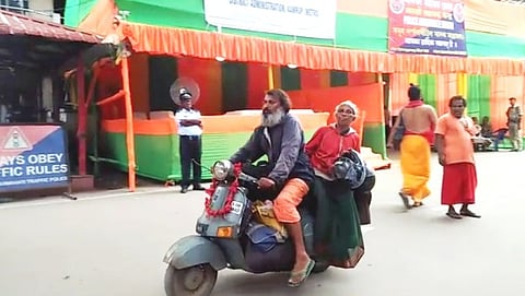 Man goes out for an ‘India Tour’ with 70 year old mother on his ‘Bajaj Chetak’