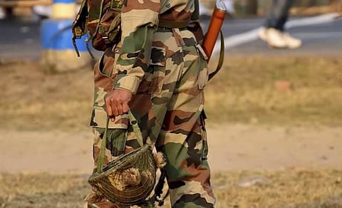 Indian Army personnel 'argues' with lady police officer at Saniyadi area under Hajo Police Station