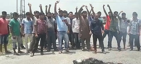 Gossaigaon Auto drivers’ Association burns effigies of Nitin Gadkari, Chandra Mohan Patowary