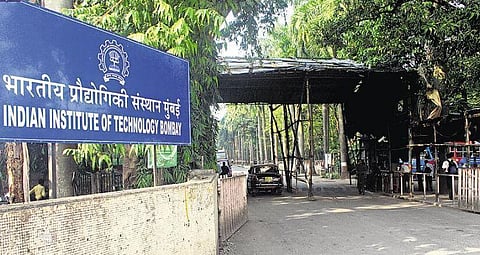 Students Don Traditional Attire at IIT-Bombay Convocation