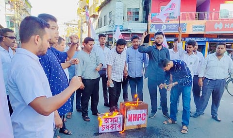 AASU Burns Effigies of State Government & NHPC; AJYCP Burns CM’s Effigy
